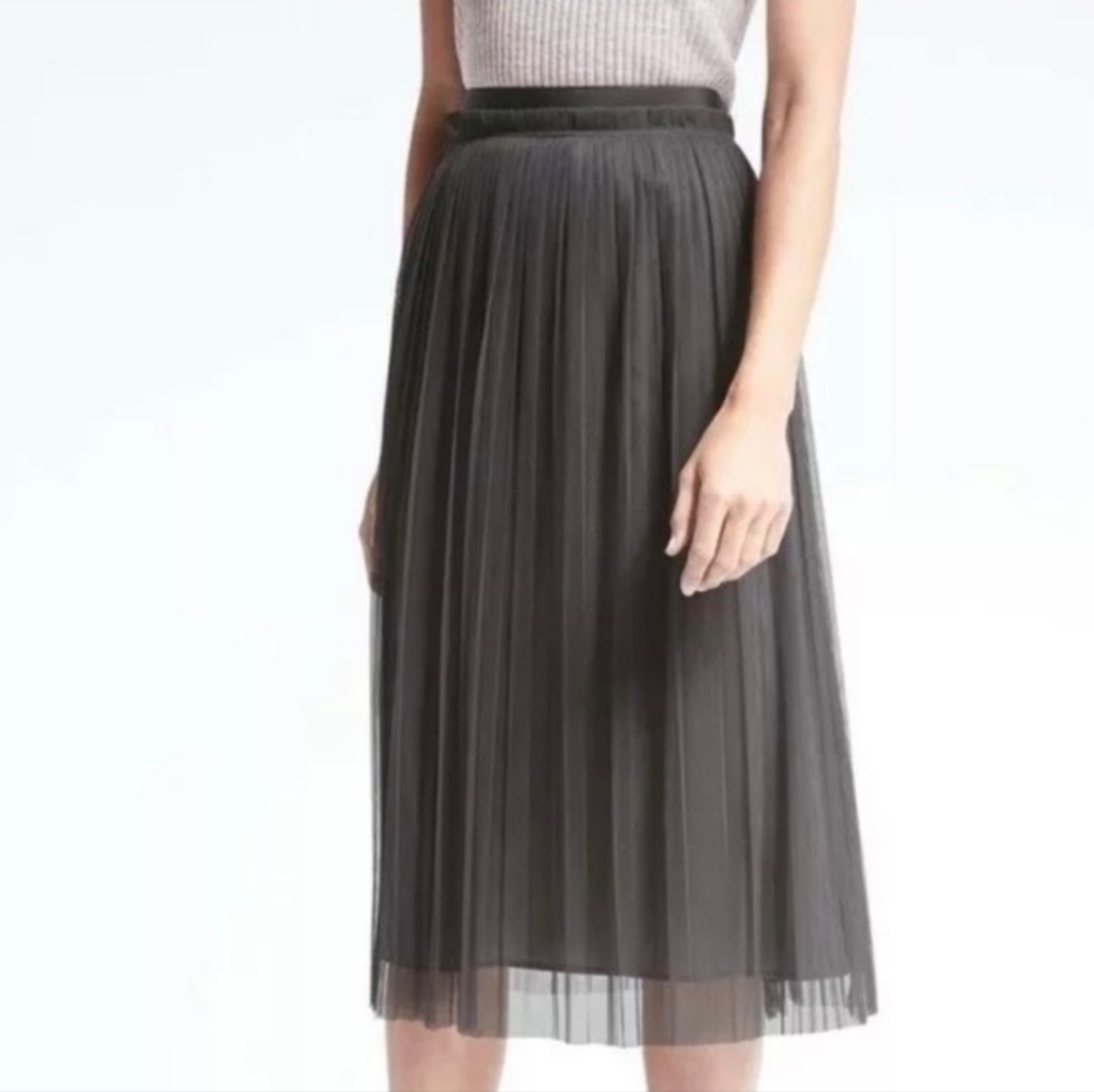 Banana Republic Gray Pleated Tulle Skirt size 8